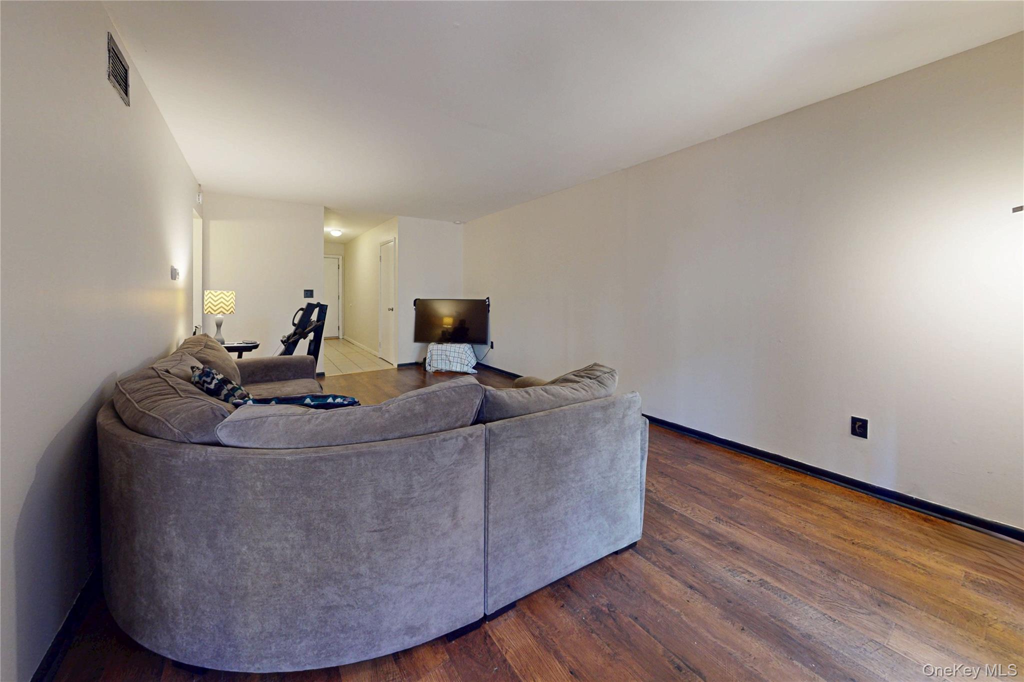 26 Cooper Road, Unit 914 Poughkeepsie, NY 12603 - Photo 5 of 19 View of Living Room