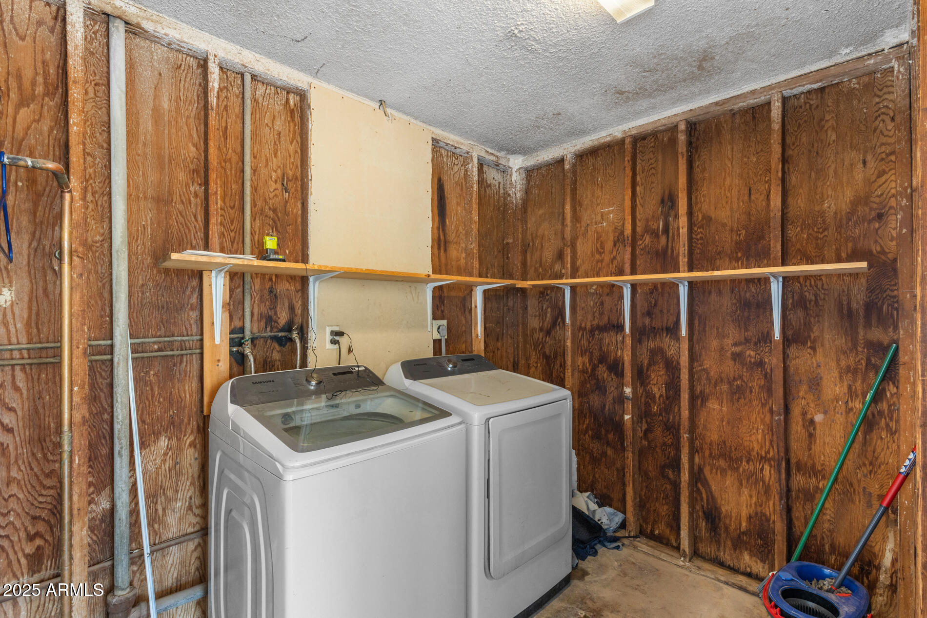 2230 East Chipman Road Phoenix, AZ 85040 - Photo 22 of 26 a utility room with dryer and washer