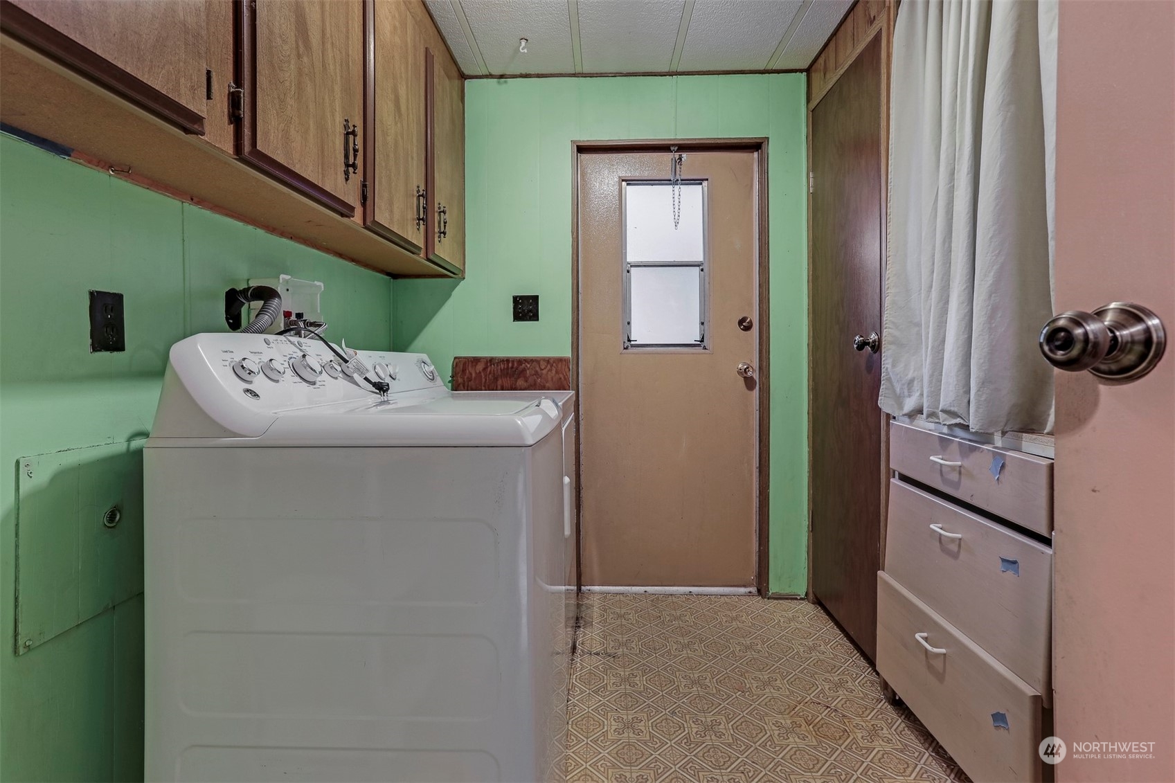 714 Wandering Creek Drive Bothell, WA 98021 - Photo 33 of 39 a utility room with dryer and washer