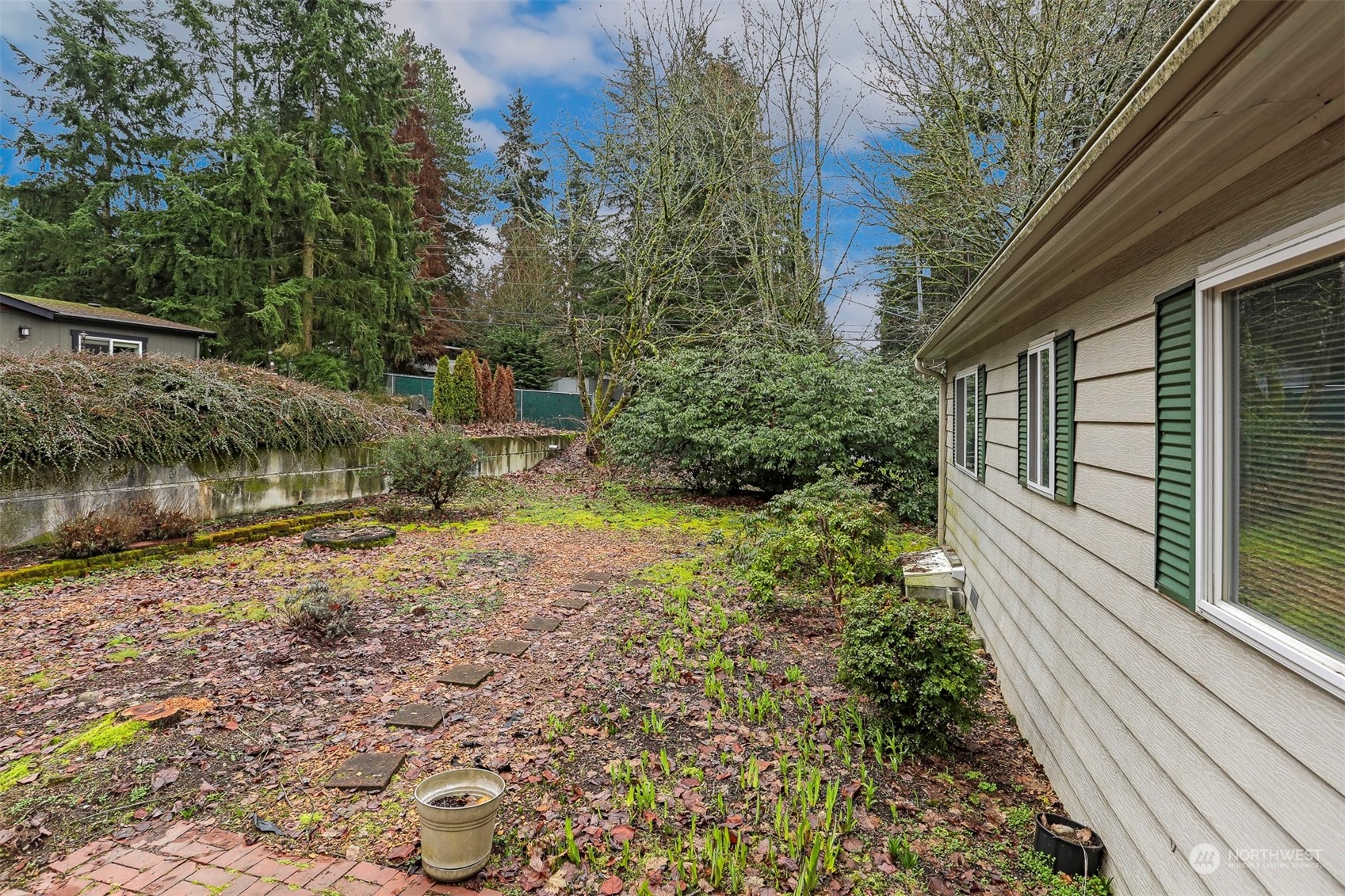 714 Wandering Creek Drive Bothell, WA 98021 - Photo 37 of 39 a backyard of a house with lots of green space
