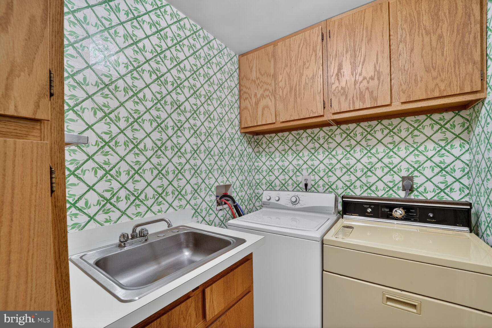 995 St George Barber Road Davidsonville, MD 21035 - Photo 31 of 35 Laundry room with sink