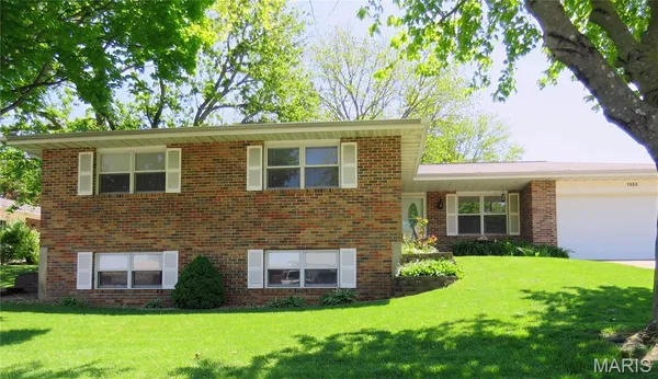 $359,900 | 1604 Tamarack Drive, St. Charles, MO 63301