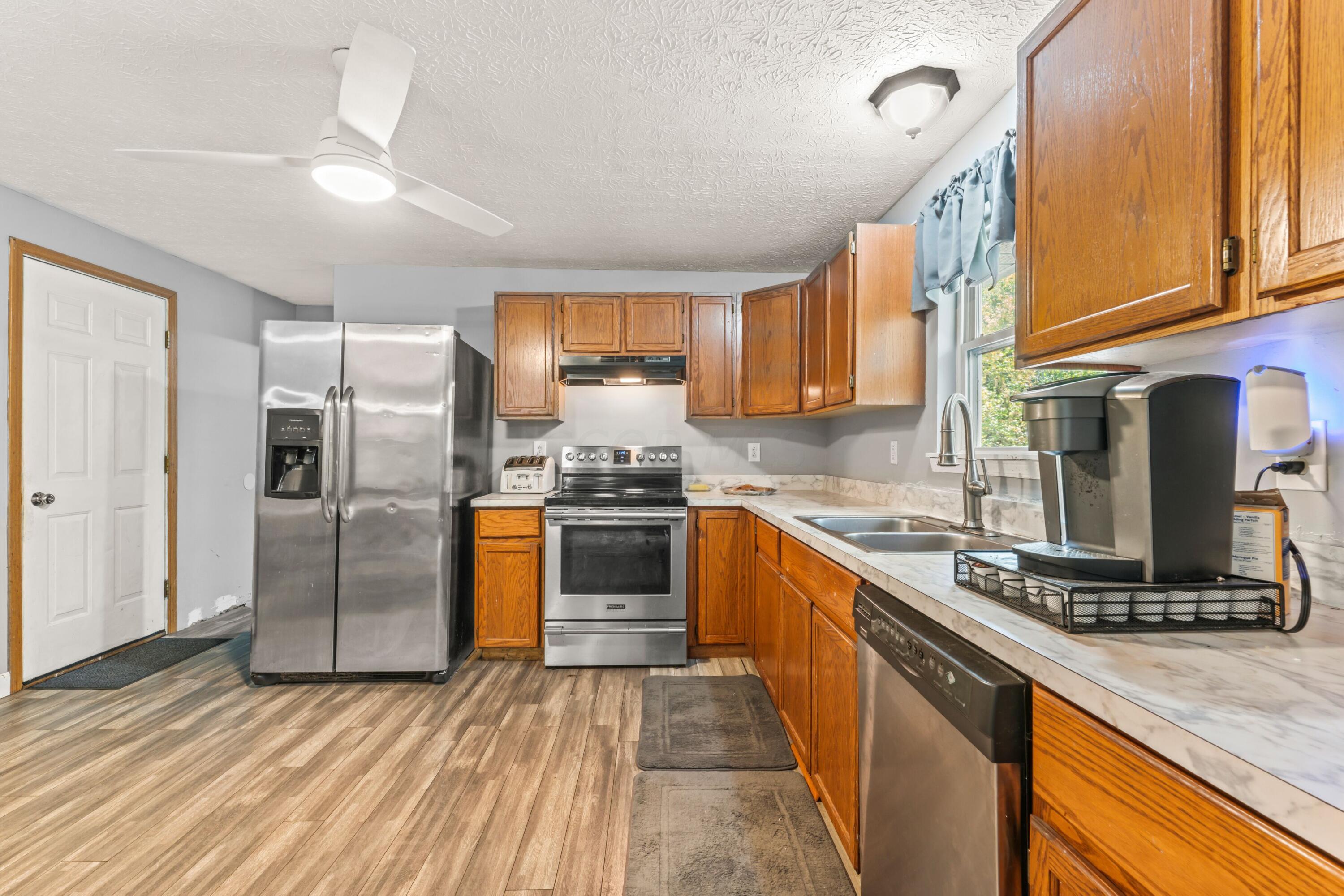 443 South Waggoner Road Reynoldsburg, OH 43068 - Photo 12 of 42 LOVELY LARGE KICTHEN