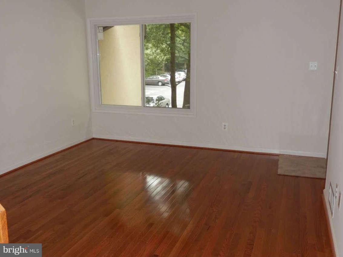 2204 White Cornus Lane Reston, VA 20191 - Photo 4 of 25 Living Room