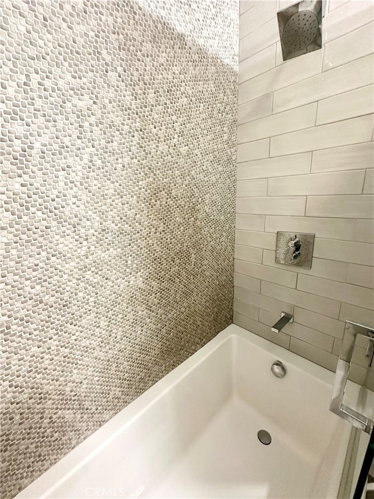 301 Ashland Avenue, Unit 4 Santa Monica, CA 90405 - Photo 14 of 24 a bathroom with a bathtub