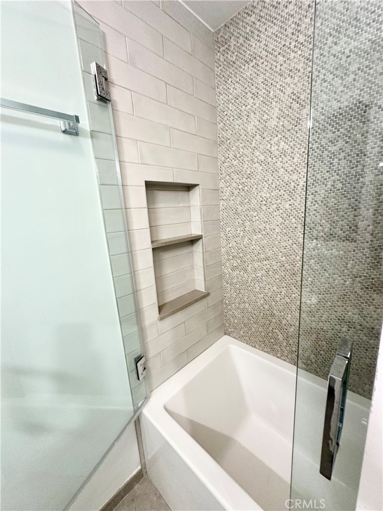 301 Ashland Avenue, Unit 4 Santa Monica, CA 90405 - Photo 15 of 24 a bathroom with a bathtub