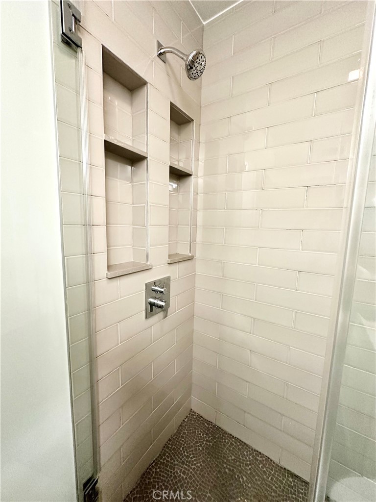 301 Ashland Avenue, Unit 4 Santa Monica, CA 90405 - Photo 21 of 24 a bathroom with a shower