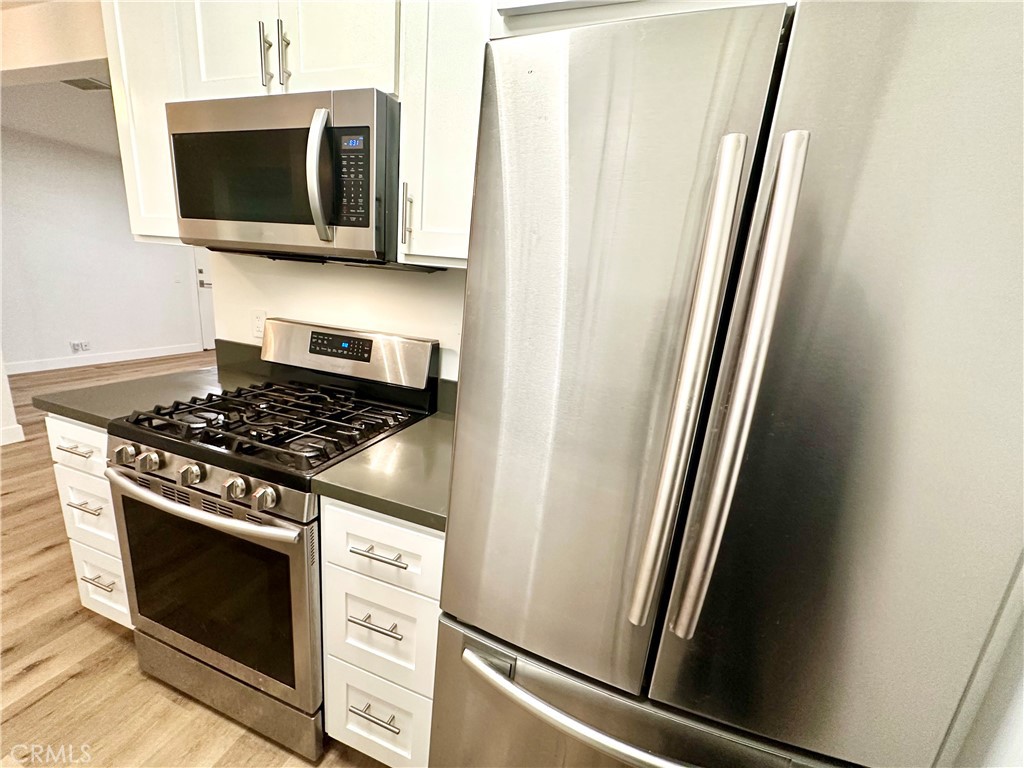 301 Ashland Avenue, Unit 4 Santa Monica, CA 90405 - Photo 6 of 24 a kitchen with a stove microwave and sink