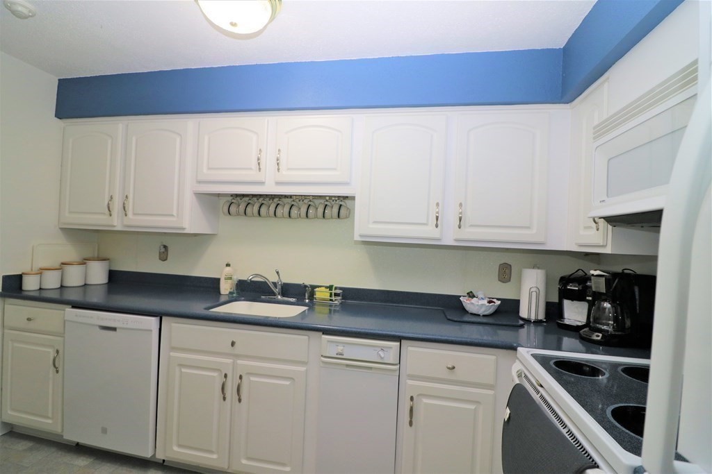 181 Littleton Road, Unit 10 Chelmsford, MA 01824 - Photo 6 of 26 Gallery Image 6