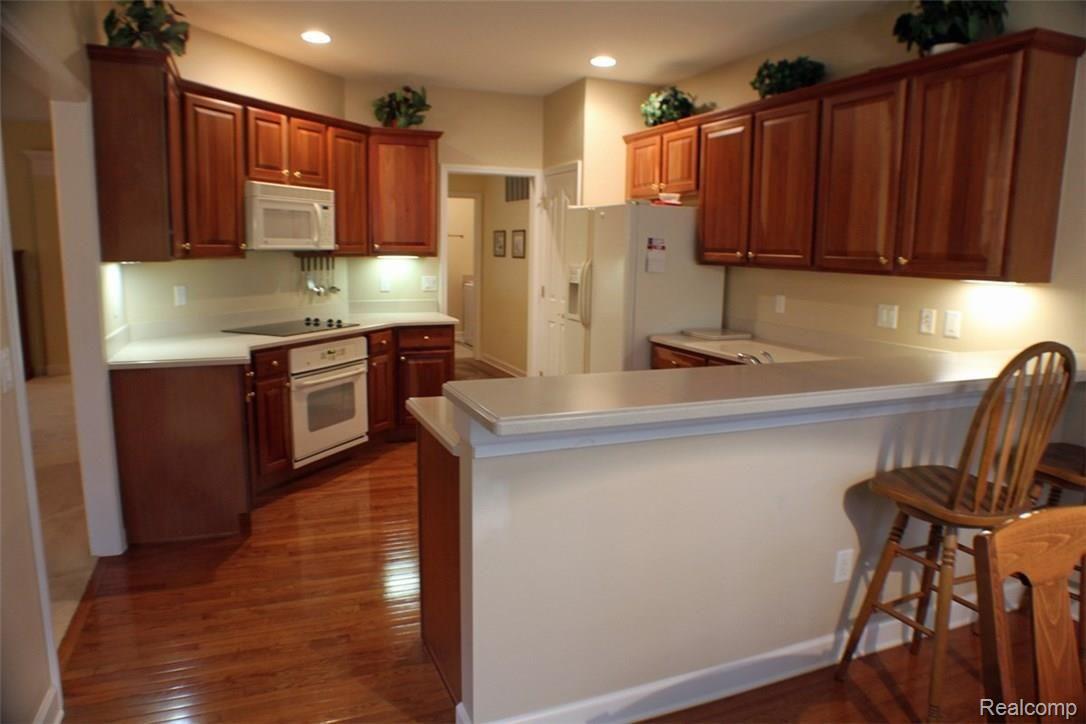 5081 Belmonte Drive, Unit 59 Rochester, MI 48306 - Photo 6 of 22 Kitchen.jpg