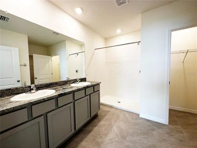 a view of a livingroom with a ceiling fan & entryway