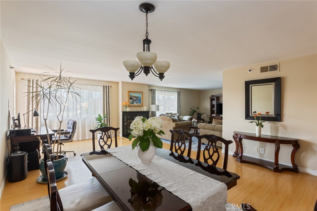 726 Elm Avenue, Unit 404 Long Beach, CA 90813 - Photo 10 of 31 a view of a livingroom and dining room