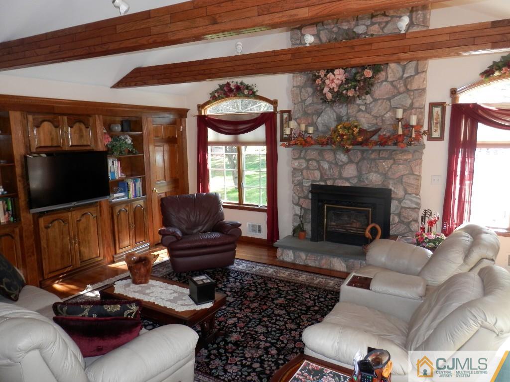 53 Oxford Road Colonia, NJ 07067 - Photo 4 of 17 Gallery Image 4