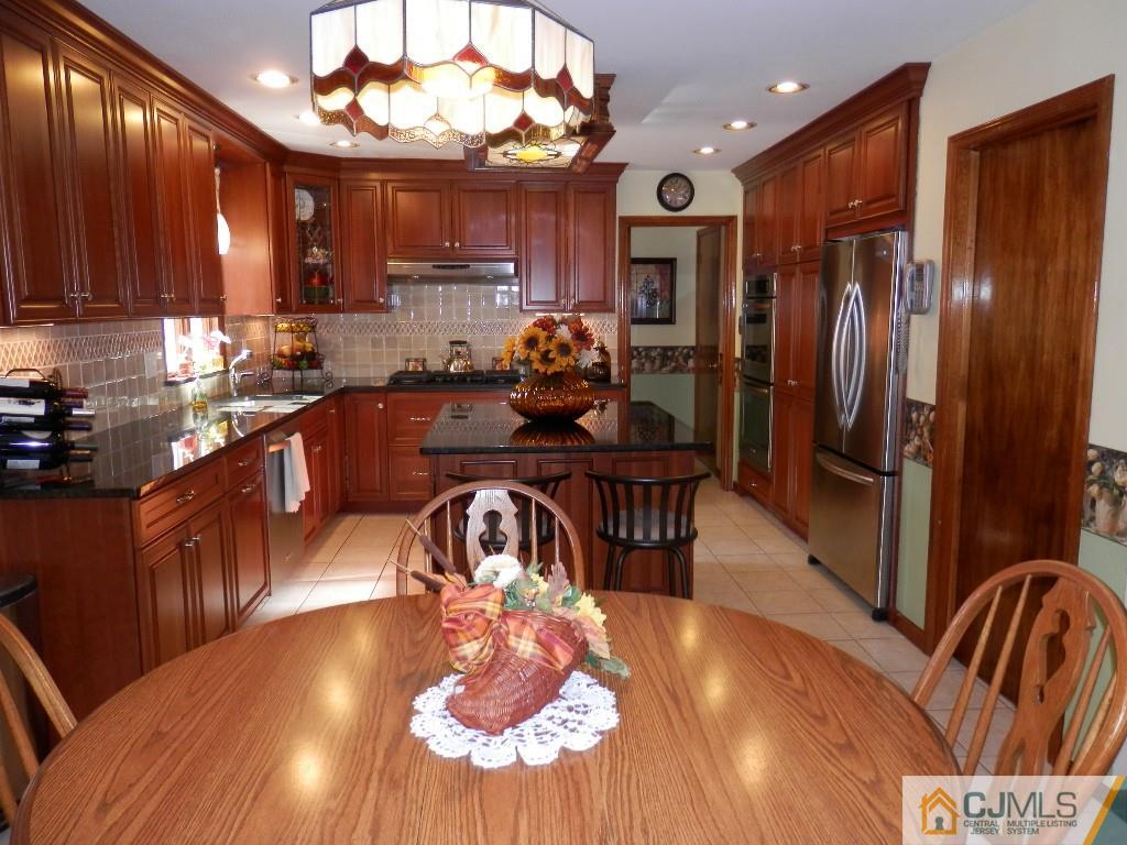 53 Oxford Road Colonia, NJ 07067 - Photo 6 of 17 Gallery Image 6