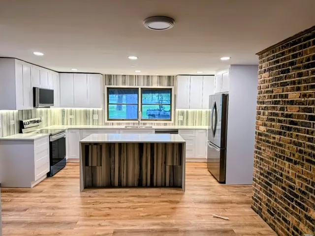 $3,000 | 27996 West Roberts Road, Lake Barrington, IL 60010