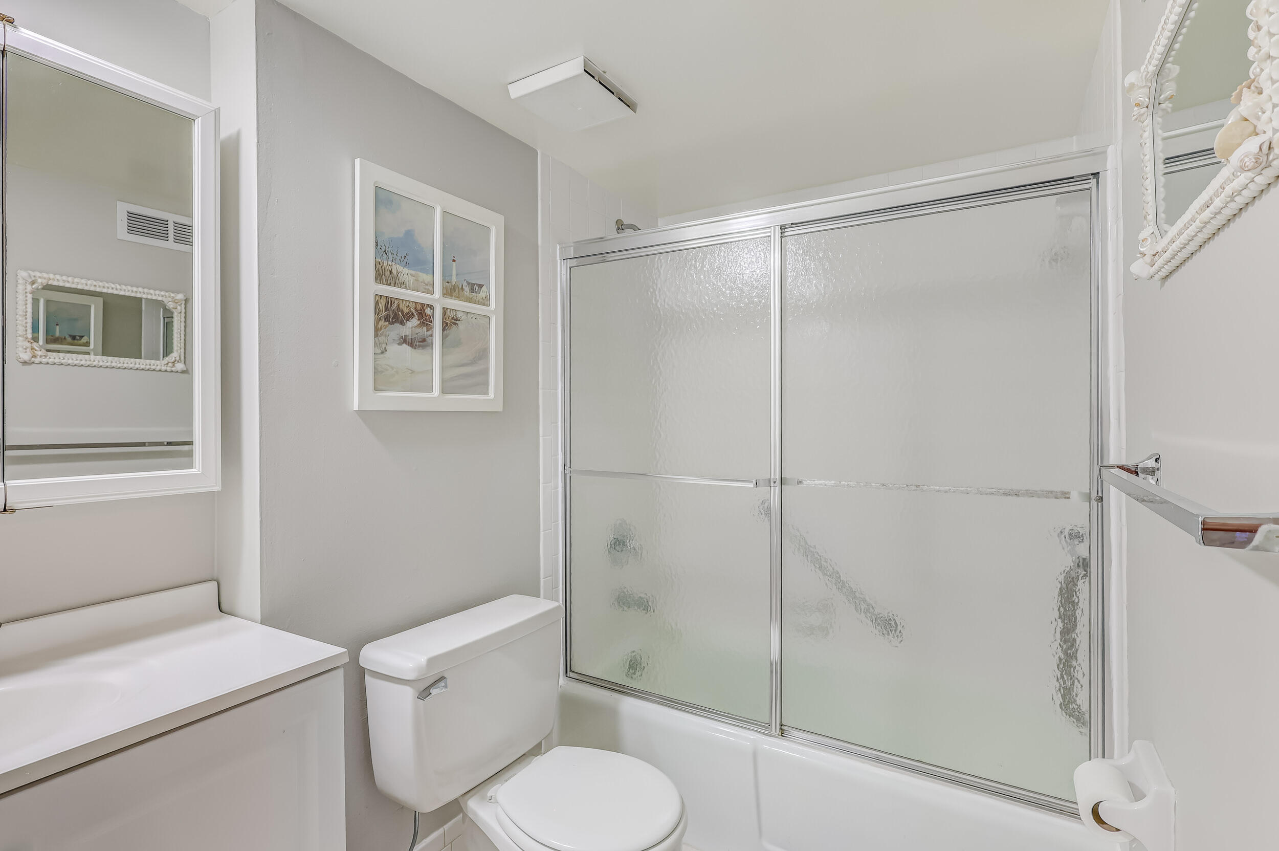 630 Ocean Drive, Unit 403 Juno Beach, FL 33408 - Photo 18 of 25 Guest Bathroom Tub/Shower