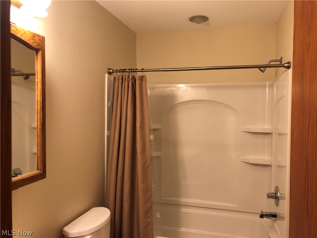 68185 Old Twenty One Road Cambridge, OH 43725 - Photo 15 of 33 Main bath