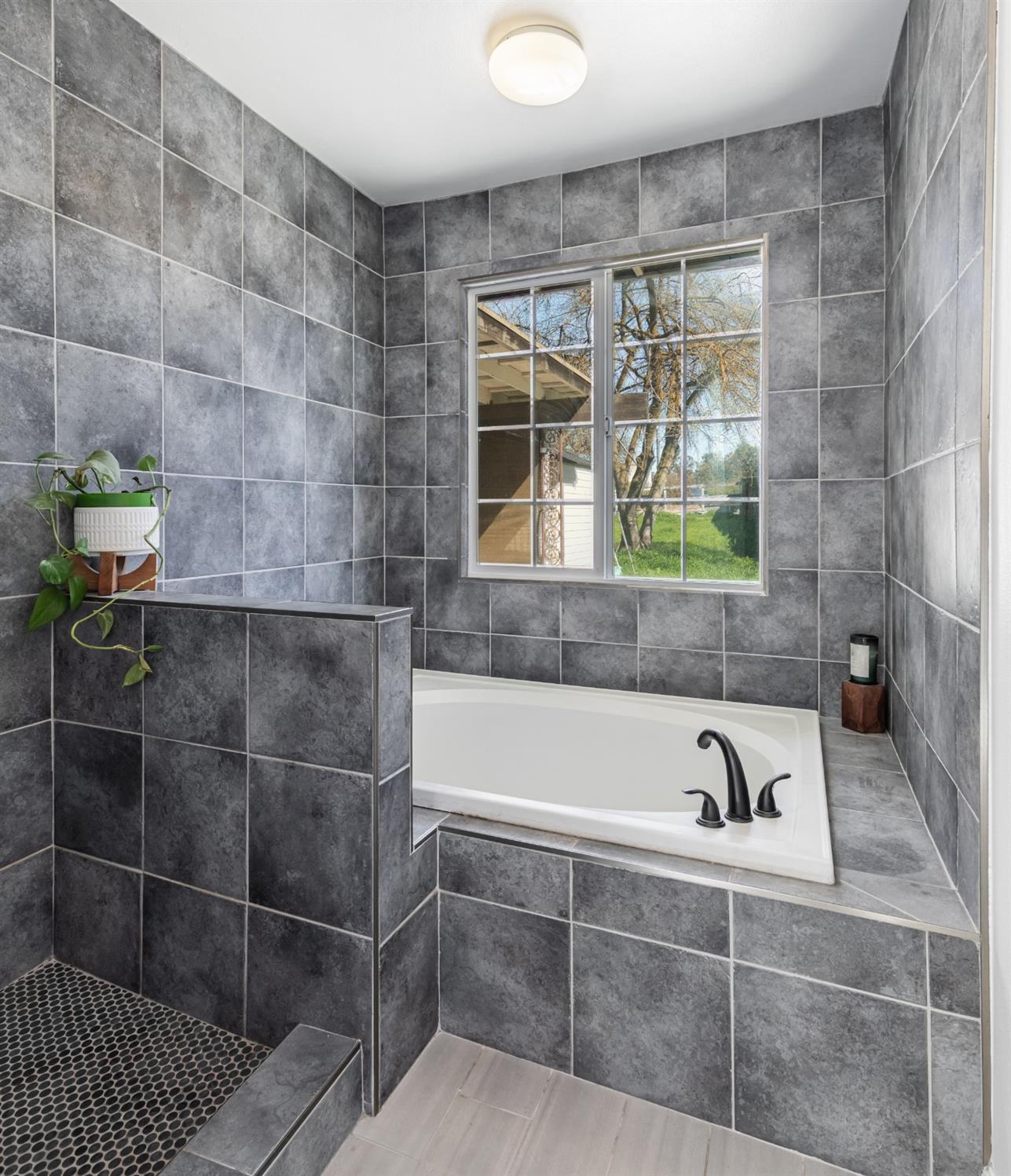 16993 Jennifer Court Madera, CA 93636 - Photo 31 of 55 a bathroom with a bathtub and a shower