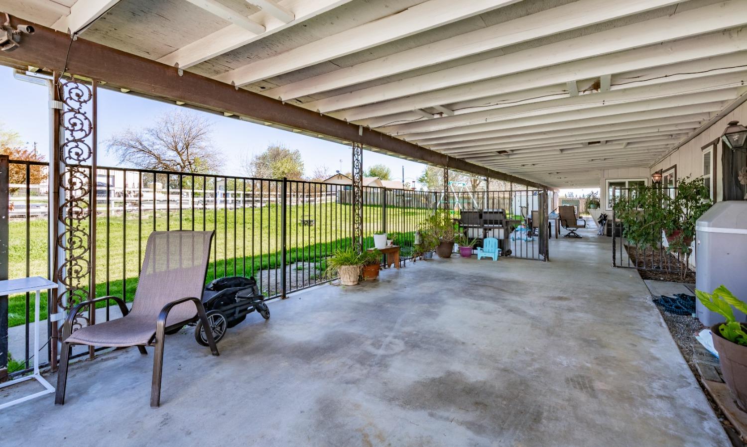 16993 Jennifer Court Madera, CA 93636 - Photo 32 of 55 a view of a garage