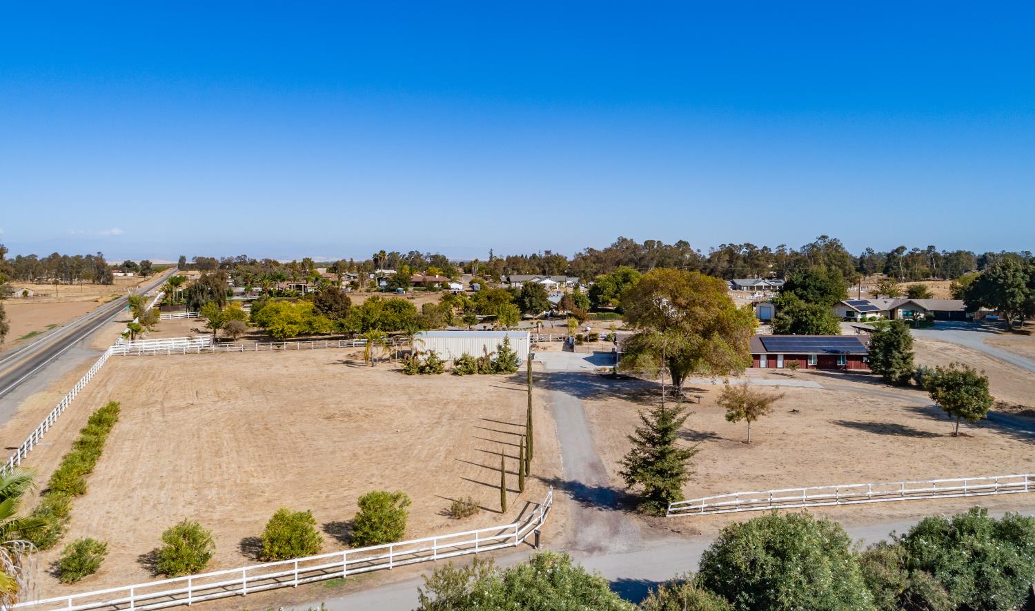 16993 Jennifer Court Madera, CA 93636 - Photo 44 of 55 a view of a terrace with lawn chairs