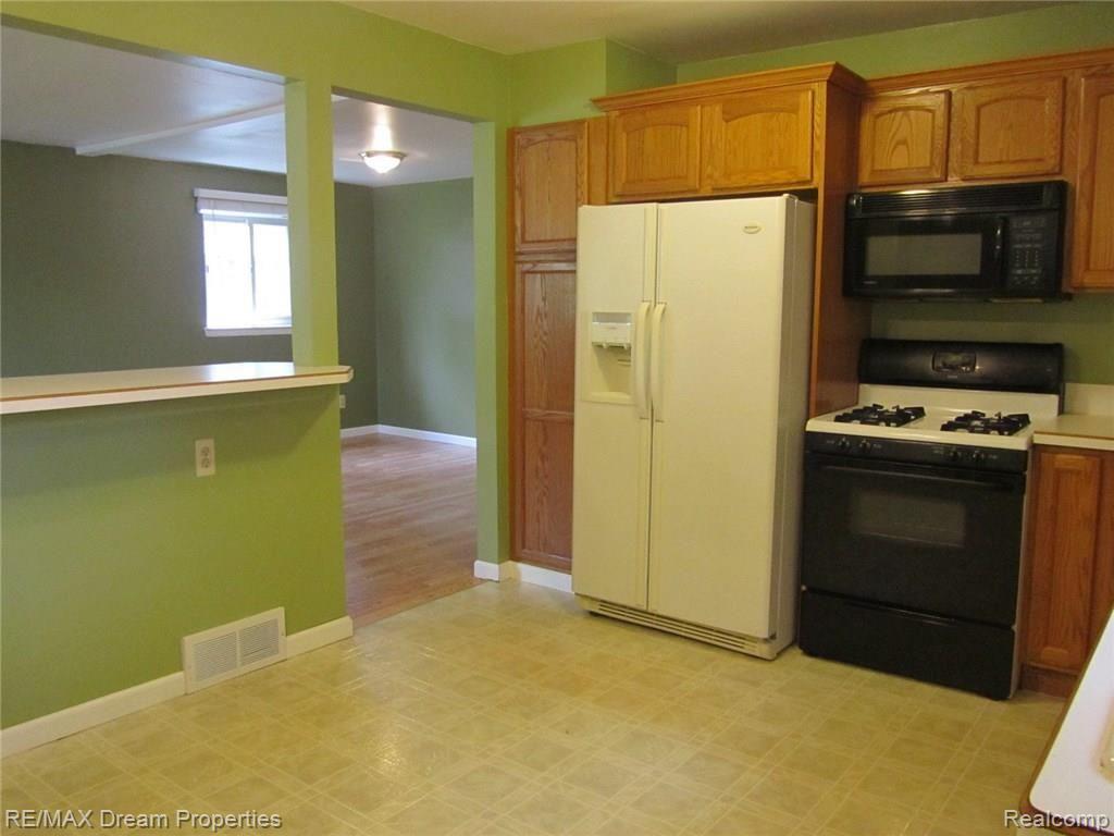 19189 Inkster Road Livonia, MI 48152 - Photo 8 of 20 IMG_5972.JPG