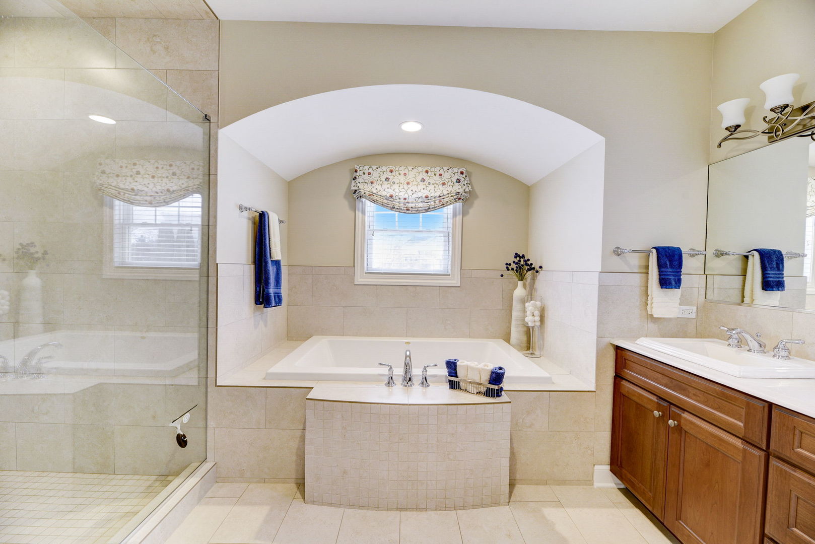 20940 West Summit Drive Kildeer, IL 60047 - Photo 24 of 62 a bathroom with a tub sink and mirror