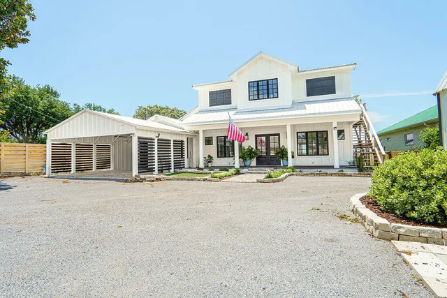 a view of entryway with a front door