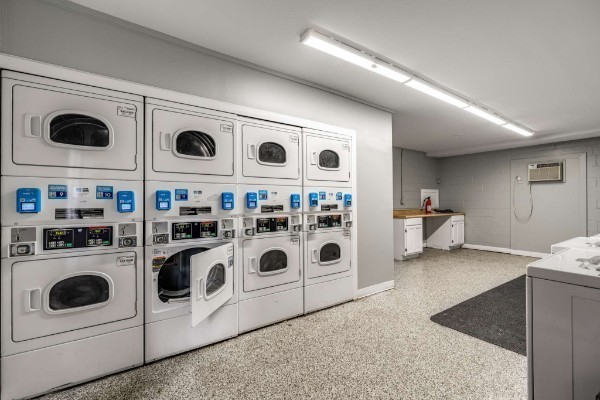 2116 Hobbs Road, Unit J9 Nashville, TN 37215 - Photo 16 of 17 a view of living room washer and dryer
