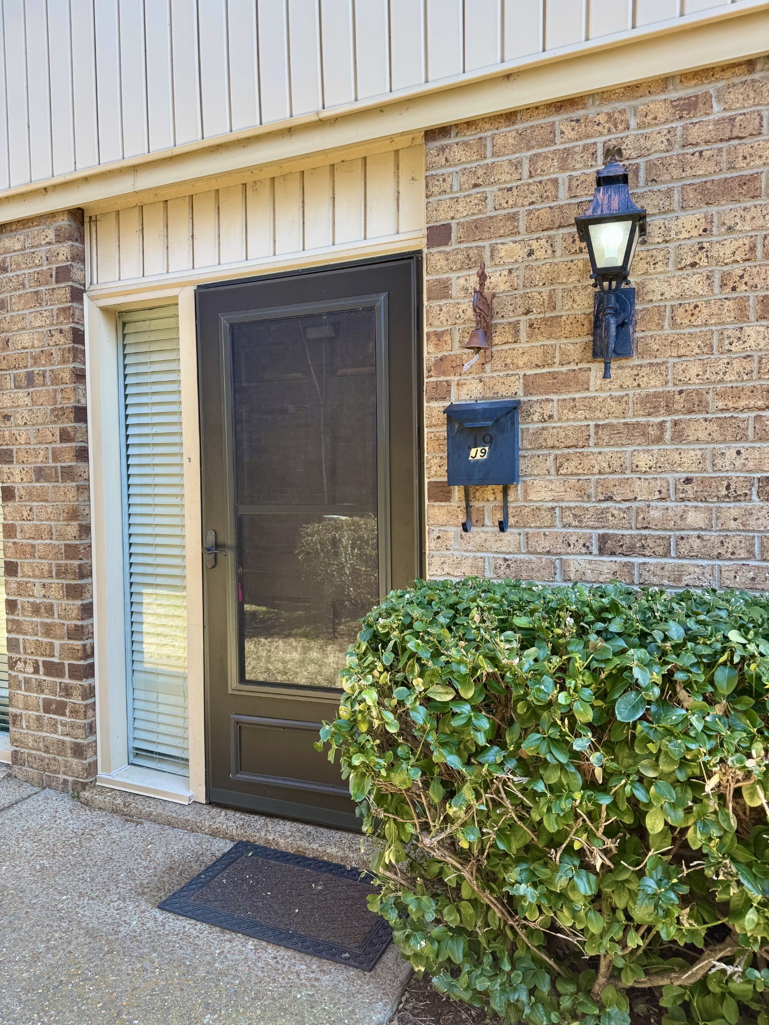 2116 Hobbs Road, Unit J9 Nashville, TN 37215 - Photo 2 of 17 a front view of a building with garden