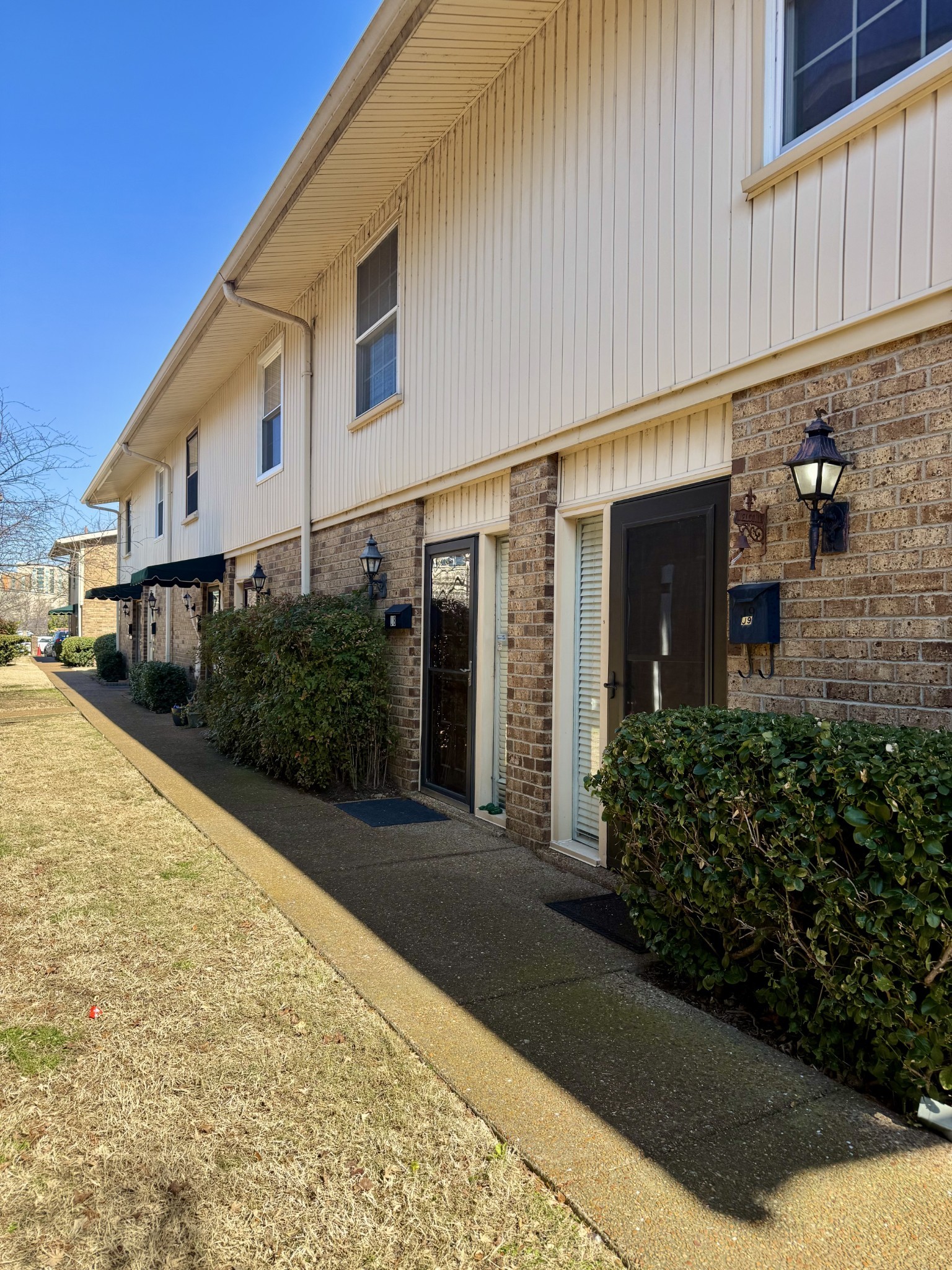 2116 Hobbs Road, Unit J9 Nashville, TN 37215 - Photo 3 of 17 a backyard of a house with lots of green space