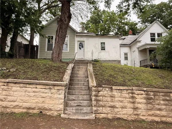 1921 Jones Street, St. Joseph, MO 64501