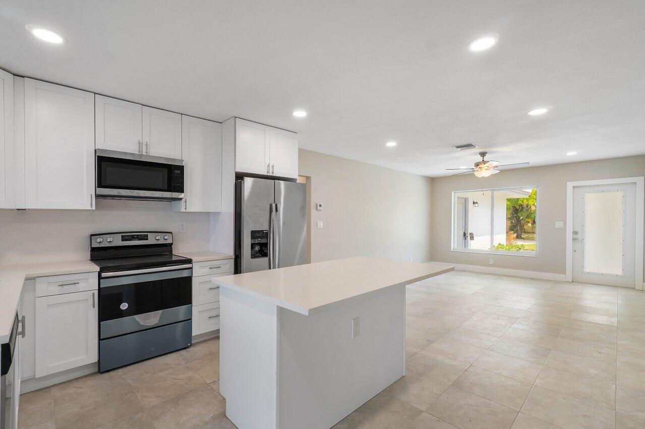 245 Southwest 6th Street Boca Raton, FL 33432 - Photo 8 of 40 007-243Southwest6thStreet-BocaRaton-FL-3