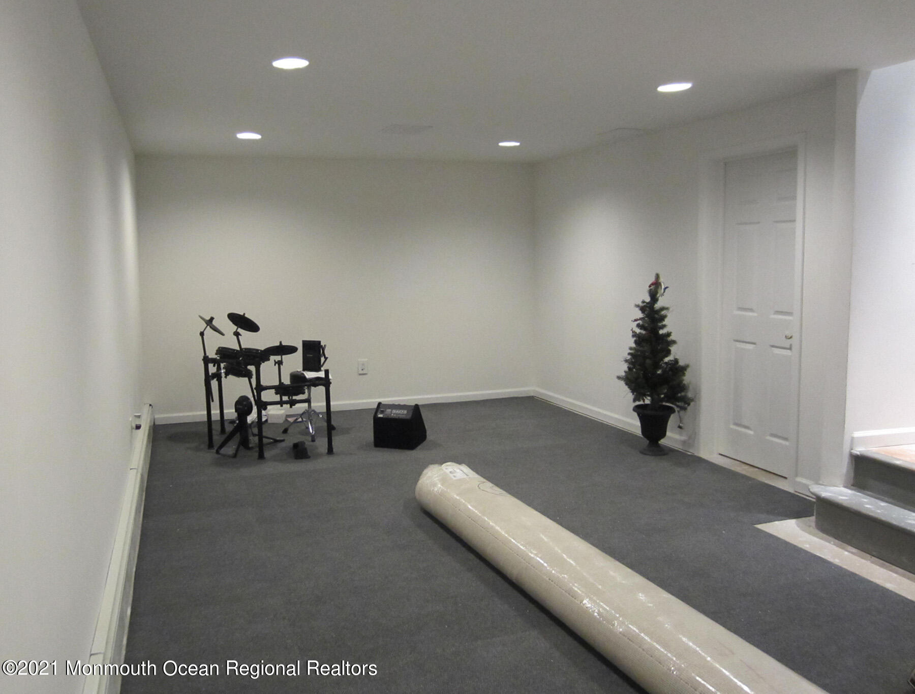 24 Beaver Dam Road Colts Neck, NJ 07722 - Photo 28 of 31 a room with furniture and white walls