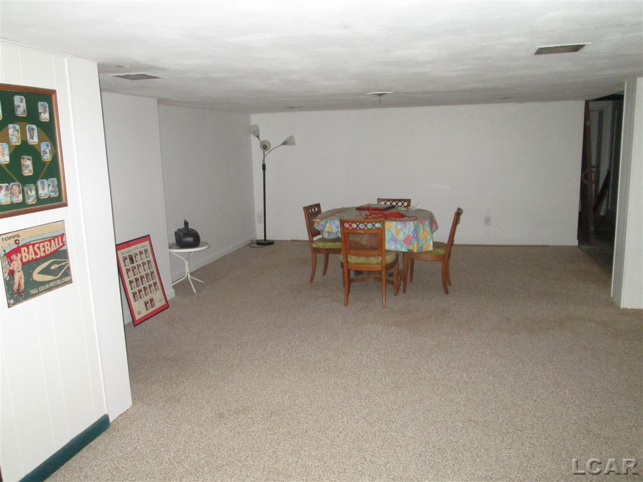 915 Riverside Avenue Adrian, MI 49221 - Photo 16 of 25 31301831-15.JPG
