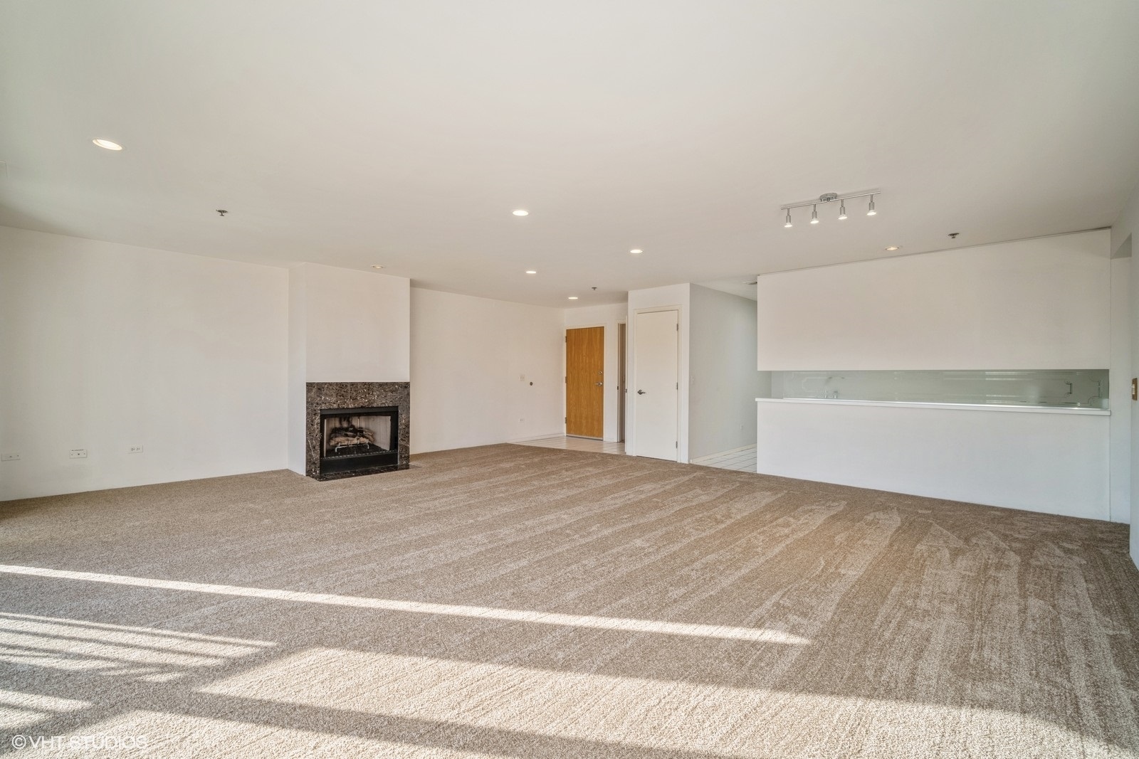 421 Kelburn Road, Unit 313 Deerfield, IL 60015 - Photo 5 of 17 Gallery Image 5