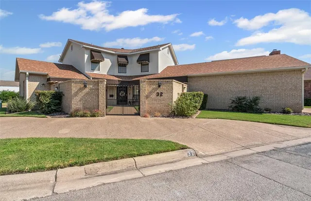 $399,900 | 32 1 Main Place, Benbrook, TX 76126