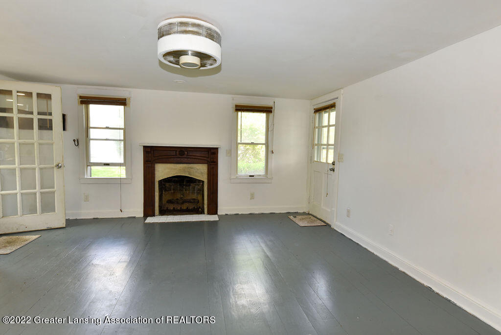1031 West State Road Lansing, MI 48906 - Photo 9 of 32 Living Rm