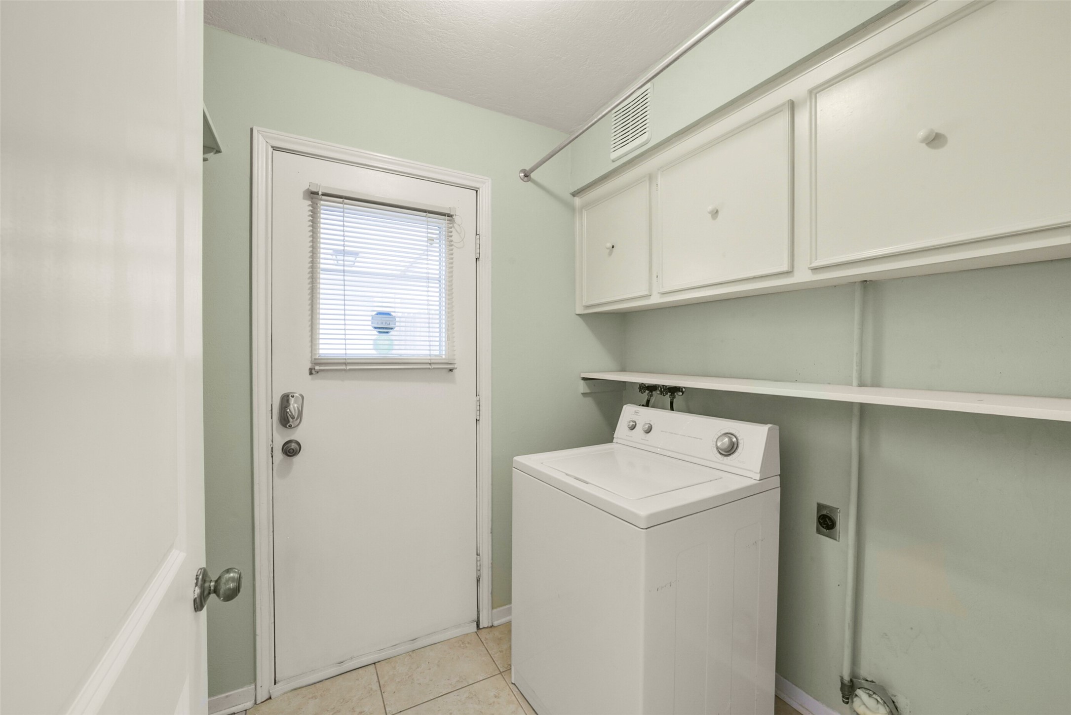 8343 Waynemer Way Houston, TX 77040 - Photo 26 of 38 Washer and Dryer area (utility room)
