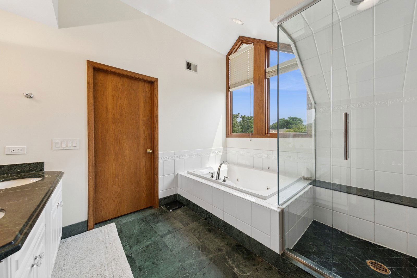 11522 Ridgewood Lane Burr Ridge, IL 60527 - Photo 18 of 47 a bathroom with a bathtub and a sink