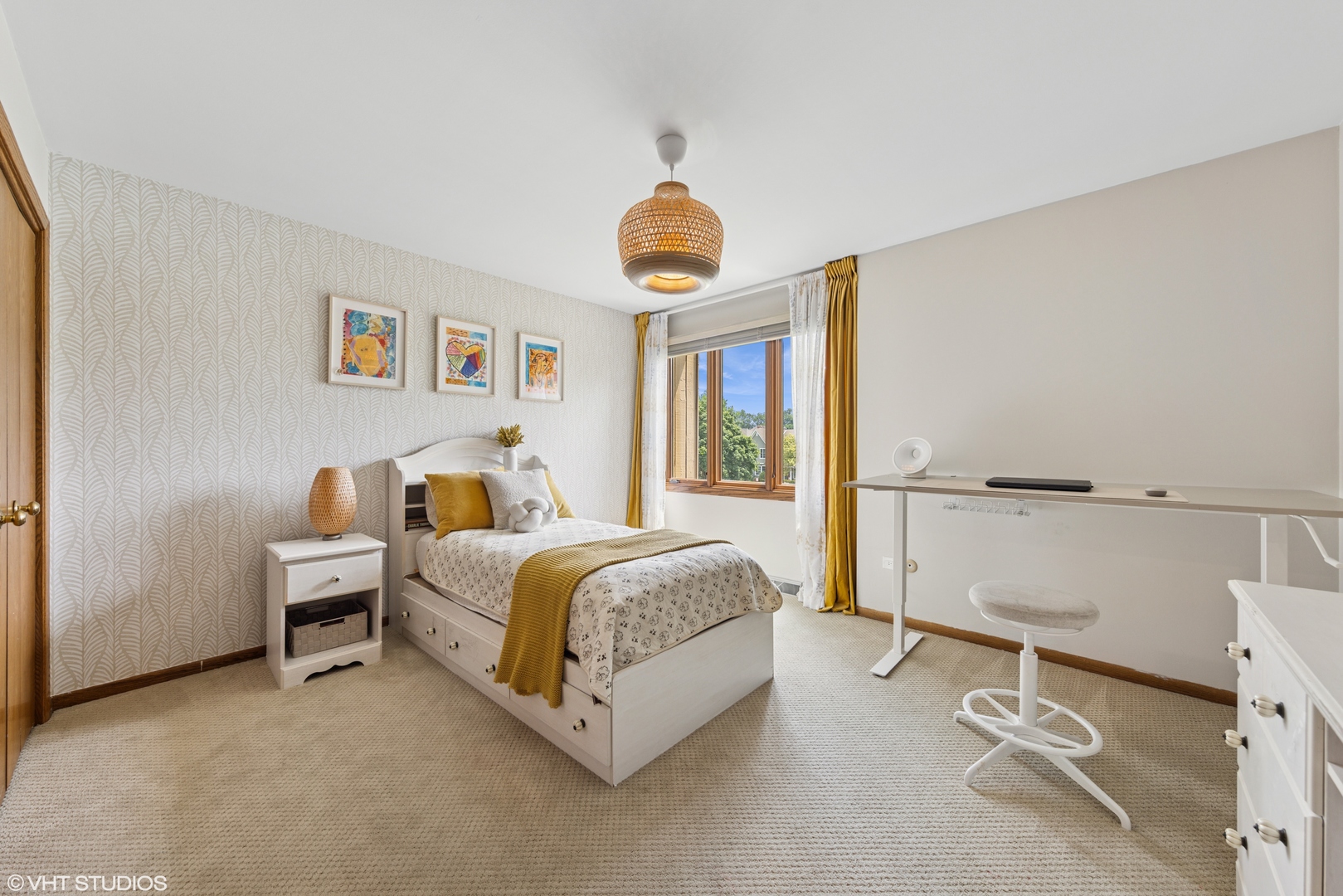 11522 Ridgewood Lane Burr Ridge, IL 60527 - Photo 23 of 47 a bedroom with a bed and a window