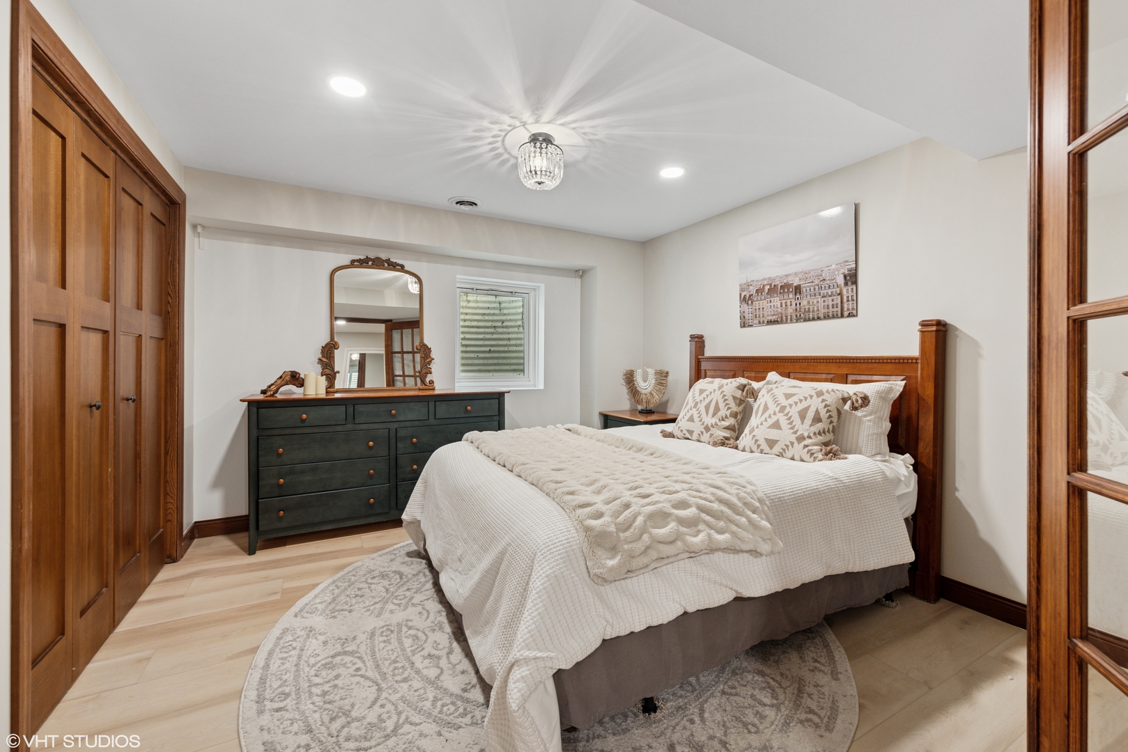11522 Ridgewood Lane Burr Ridge, IL 60527 - Photo 28 of 47 a bedroom with a bed and a dresser