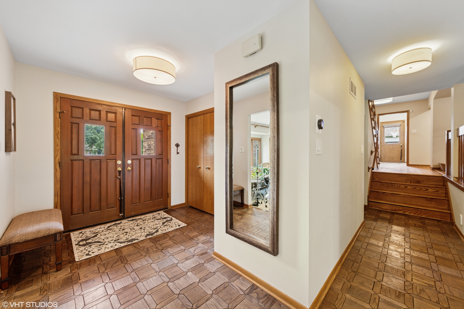 11522 Ridgewood Lane Burr Ridge, IL 60527 - Photo 3 of 47 a view of a hallway with wooden floor and furniture in a room