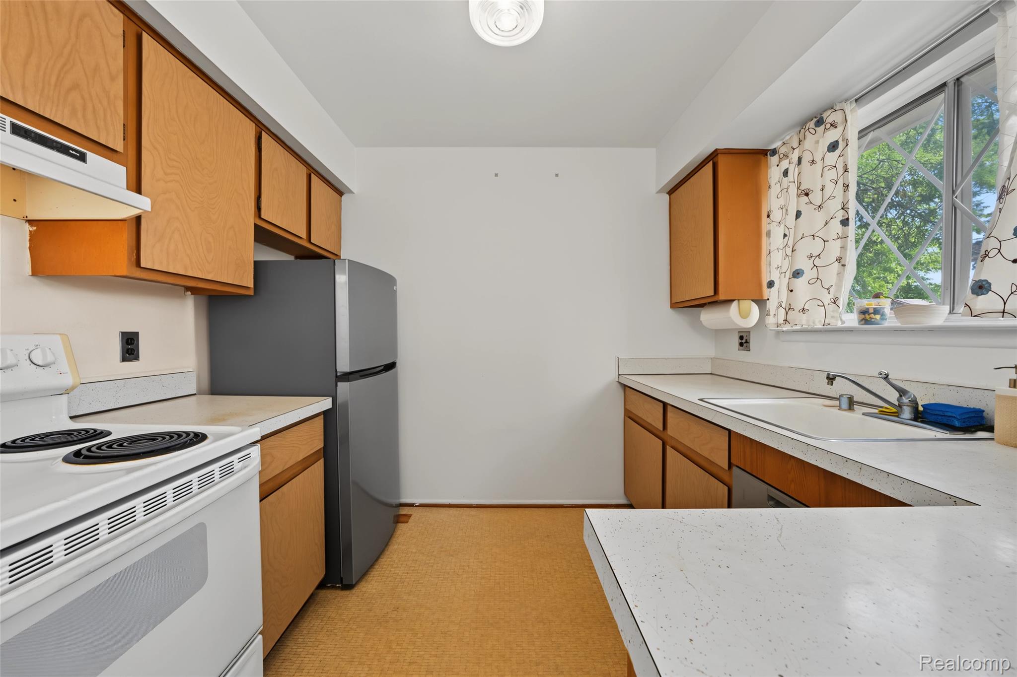 29289 Hayes Road, Unit F10 Warren, MI 48088 - Photo 21 of 40 21_Kitchen-2.jpeg