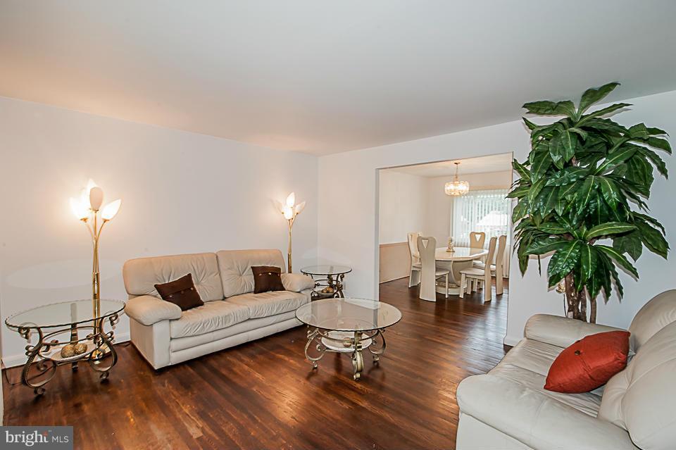 1072 Craftswood Road Baltimore, MD 21228 - Photo 4 of 18 a living room with furniture and a potted plant