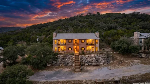 a view of a back yard