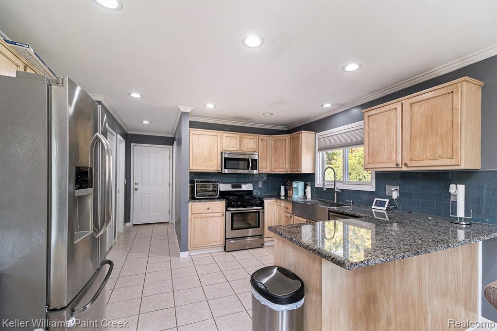 3141 Hessel Avenue Rochester Hills, MI 48307 - Photo 12 of 32