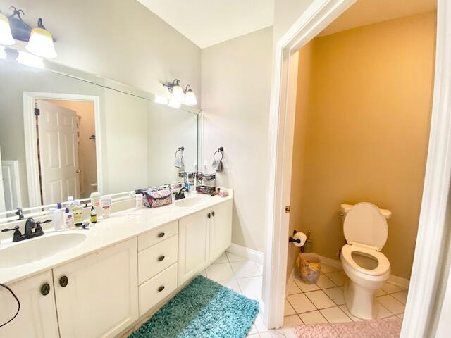 4401 Windrush Drive Niceville, FL 32578 - Photo 21 of 35 a bathroom with a sink a toilet and a mirror