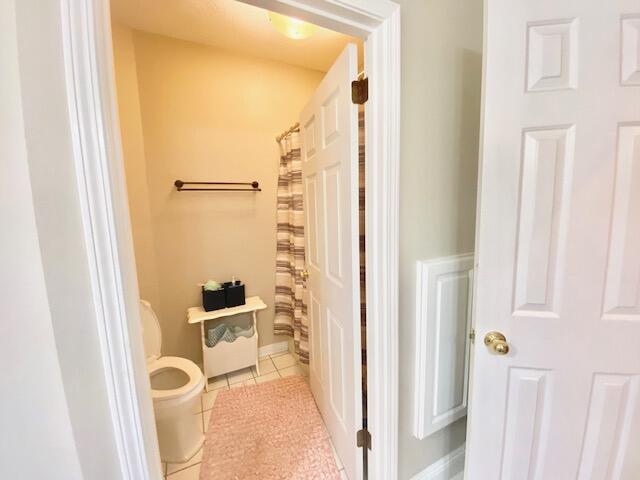 4401 Windrush Drive Niceville, FL 32578 - Photo 23 of 35 a bathroom with a sink and a mirror