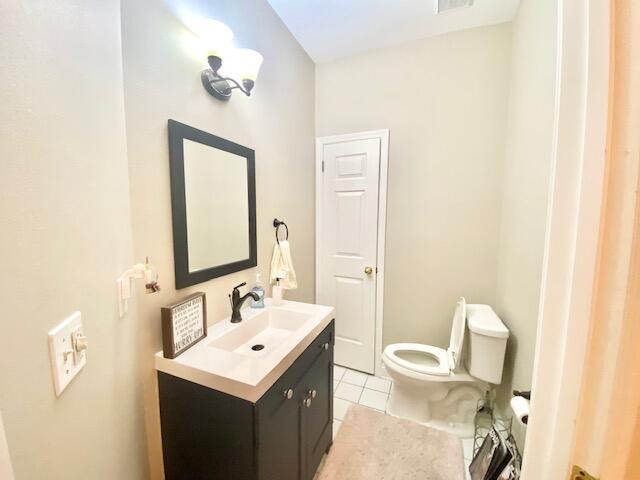 4401 Windrush Drive Niceville, FL 32578 - Photo 27 of 35 a bathroom with a sink a toilet and a mirror