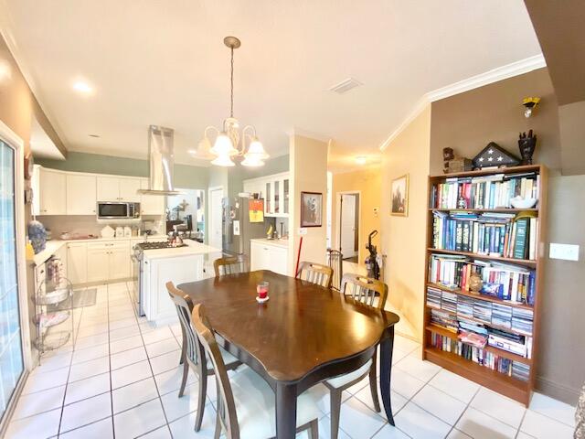 4401 Windrush Drive Niceville, FL 32578 - Photo 10 of 35 a dining room with furniture and a book shelf